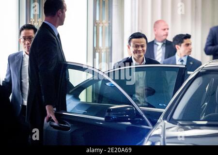 Alibaba Mitbegründer und Geschäftsführer Jack Ma, auf dem Weg in seine Limousine nach dem Börsengang im Waldorf Astoria Hotel in New York. Stockfoto