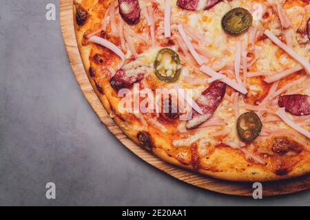 Draufsicht auf Pizza sizilianischen mit Salami, Zucchini, Jalapeno und Paprika Stockfoto