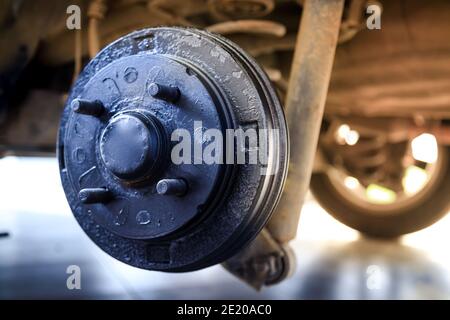 Eine Hinterradnabe des Autos nach dem Entfernen eines Reifens und des Rades, Aufrechterhaltung eines Brems- und Radsystems, Wagenheber zum Wechseln eines Autorades, Nahaufnahme Stockfoto