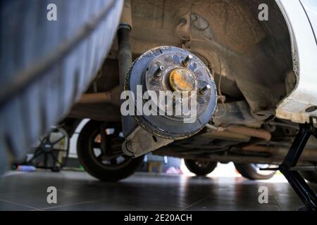 Eine Hinterradnabe des Autos nach dem Entfernen eines Reifens und des Rades, Aufrechterhaltung eines Brems- und Radsystems, Wagenheber zum Wechseln eines Autorades, Nahaufnahme Stockfoto