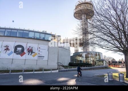 New York, Usa. Januar 2021. Ein Blick auf das Queens Theatre in Corona Flash Park zukünftige Website des NYC Health Department Vaccine Hub in Queens. Menschen über 75, Bildungsarbeiter, Polizei und Feuerwehr, öffentliche Verkehrsmittel und Sicherheitskräfte sind berechtigt, Impfstoffe als Gruppe 1B zu erhalten. Gruppe 1A umfasst Mitarbeiter im Gesundheitswesen. Mehr als 600 Personen meldeten sich am ersten Tag an dieser Stelle zur Impfung an. Kredit: SOPA Images Limited/Alamy Live Nachrichten Stockfoto