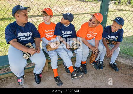 Alabama Monroeville Veterans Park Little League Baseballspiel, Dugout Black Boy Jungen Spieler Kinder Teamkollegen, Stockfoto