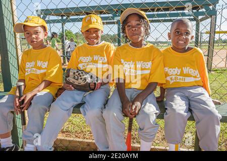 Alabama Monroeville Veterans Park Little League Baseballspiel, Dugout Black Boy Jungen Spieler Kinder Teamkollegen, Stockfoto