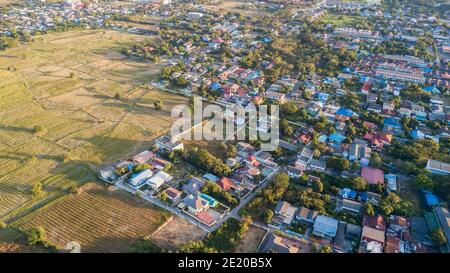 Nachbarschaft mit Wohnhäusern und Fahrstraßen, land Planung Konzept Stockfoto