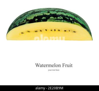 Geschnittene gelbe Wassermelone isoliert auf weißem Hintergrund. Frisch geschnittene Wassermelonenfrüchte aus nächster Nähe. Stockfoto