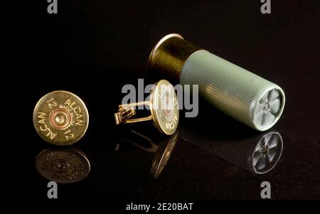 Dallas, Texas - Jan 10,2021 Antike 12 Gauge Schrotflinte Muschel Manschettenknöpfe hergestellt in den 1950er Jahren von Alcan Co Munition. Stockfoto