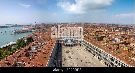 Venedig, Italien - 11. Juni 2013: Blick auf Venedig von der Aussichtsplattform des Glockenturms des Hl. Markus Stockfoto