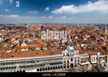 Venedig, Italien - 11. Juni 2013: Blick auf Venedig von der Aussichtsplattform des Glockenturms des Hl. Markus Stockfoto