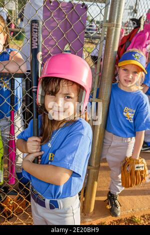 Alabama Troy Sportsplex Little League Baseballspiele, hispanische Mädchen batter rosa Helm mit Fledermaus, Stockfoto