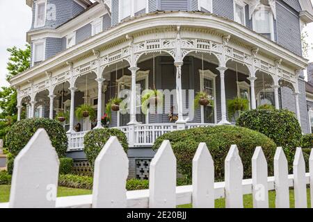 Alabama Troy College Street historisches Haus im viktorianischen Stil, Pfostenzaun vor der Eingangsterrasse, Stockfoto