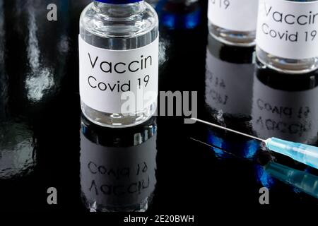 Fläschchen mit Impfstoff gegen Covid-19 in Frankreich und Spritze Stockfoto