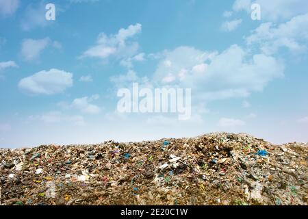 Verschmutzungskonzept. Müllhaufen in Mülldeponie oder Deponie. Stockfoto
