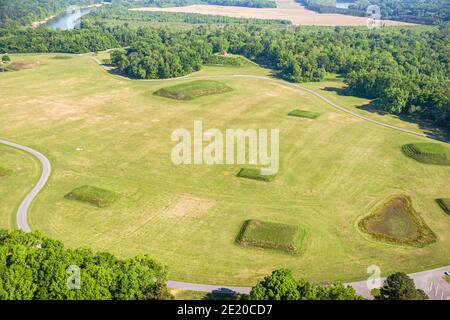 Alabama Moundville Archaeological Park Site, Middle Mississippian, Indianerdorf der Ureinwohner, Luftaufnahme von oben über den Hügelhügeln der Plattform Stockfoto