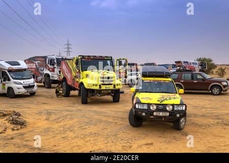 Horimlaa, Saudi-Arabien - 7. Januar 2021: Die Rennwagen und Unterstützungsfahrzeuge vor dem Start der 5. Etappe der Rallye Dakar Stockfoto