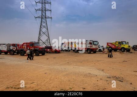 Horimlaa, Saudi-Arabien - 7. Januar 2021: Rennwagen vor dem Start der 5. Etappe der Rallye Dakar Stockfoto