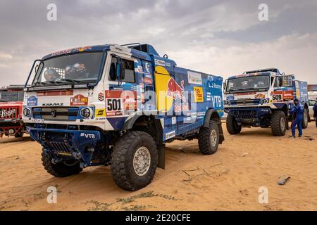 Horimlaa, Saudi-Arabien - 7. Januar 2021: Die Rennwagen des Team KAMAZ Master vor dem Start der 5. Etappe der Rallye Dakar Stockfoto