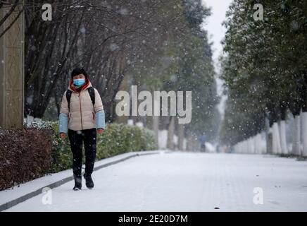 Guiyang, Chinas Provinz Guizhou. Januar 2021. Eine Frau geht im Schnee in der Stadt Guiyang, der Hauptstadt der südwestlichen Provinz Guizhou, 11. Januar 2021. Quelle: Liu Xu/Xinhua/Alamy Live News Stockfoto