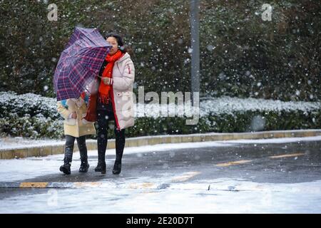 Guiyang, Chinas Provinz Guizhou. Januar 2021. Menschen laufen im Schnee in der Stadt Guiyang, der Hauptstadt der südwestlichen Provinz Guizhou, 11. Januar 2021. Quelle: Liu Xu/Xinhua/Alamy Live News Stockfoto