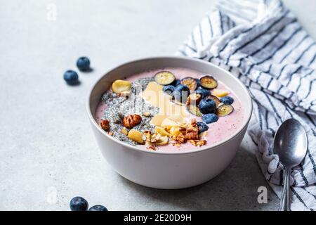 Acai Schale mit Chia-Samen, Beeren, Nüsse und Erdnussbutter. Gesundes Frühstückskonzept. Stockfoto