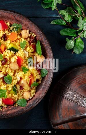 Kuskus, traditionelles afrikanisches Gericht, in einer Tajine, Top Shot Stockfoto