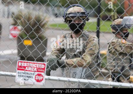 Olympia, USA. Januar 2021. Mittags die Nationalgarde, die das State Capitol während eines Pro-Trump-Wahlprotesten beschützt. Nach dem Sturm auf den D.C. Capitol Gouverneur Jay Inslee keine Chancen, ruft die National Guard und State Troopers, um für die Möglichkeit eines groß angelegten Protest in Olympia am Tag vor dem Beginn der Legislaturperiode vorzubereiten. Quelle: James Anderson/Alamy Live News Stockfoto