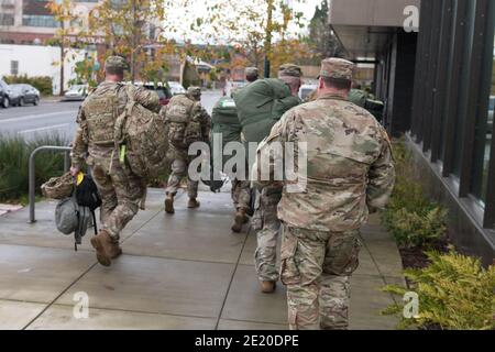 Olympia, USA. Januar 2021. Mittags die Nationalgarde am State Capitol während eines Pro Trump Wahlprotest. Nach dem Sturm auf den D.C. Capitol Gouverneur Jay Inslee keine Chancen, ruft die National Guard und State Troopers, um für die Möglichkeit eines groß angelegten Protest in Olympia am Tag vor dem Beginn der Legislaturperiode vorzubereiten. Quelle: James Anderson/Alamy Live News Stockfoto