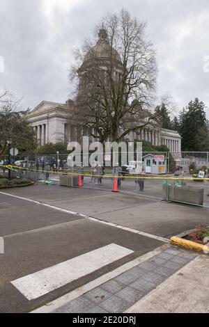 Olympia, USA. Januar 2021. Mittags die Nationalgarde, die das State Capitol während eines Pro-Trump-Wahlprotesten beschützt. Nach dem Sturm auf den D.C. Capitol Gouverneur Jay Inslee keine Chancen, ruft die National Guard und State Troopers, um für die Möglichkeit eines groß angelegten Protest in Olympia am Tag vor dem Beginn der Legislaturperiode vorzubereiten. Quelle: James Anderson/Alamy Live News Stockfoto