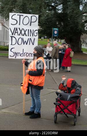 Olympia, USA. Januar 2021. Mitte des Tages ein Anti-Vax-Protestler während der Pro Trump Wahlproteste im State Capitol. Nach dem Sturm auf den D.C. Capitol Gouverneur Jay Inslee keine Chancen, ruft die National Guard und State Troopers, um für die Möglichkeit eines groß angelegten Protest in Olympia am Tag vor dem Beginn der Legislaturperiode vorzubereiten. Quelle: James Anderson/Alamy Live News Stockfoto