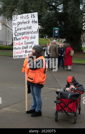 Olympia, USA. Januar 2021. Mitte des Tages ein Anti-Vax-Protestler während der Pro Trump Wahlproteste im State Capitol. Nach dem Sturm auf den D.C. Capitol Gouverneur Jay Inslee keine Chancen, ruft die National Guard und State Troopers, um für die Möglichkeit eines groß angelegten Protest in Olympia am Tag vor dem Beginn der Legislaturperiode vorzubereiten. Quelle: James Anderson/Alamy Live News Stockfoto