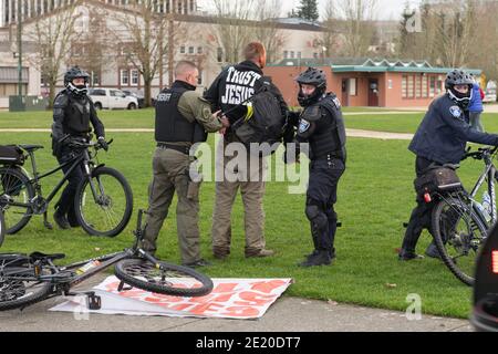 Olympia, USA. Januar 2021. Mittags verhafteten die Polizisten einen Straßenprediger während eines BLM-Protestes in der Innenstadt. Der Prediger machte sich auf den Weg in den BLM-Protest sowie in den Pro Trump-Protest vor dem State Capitol, bei beiden Protesten wurde er zurückgeschoben, bevor er von der Polizei festgenommen wurde. Nach dem Sturm auf den D.C. Capitol Gouverneur Jay Inslee keine Chancen, ruft die National Guard und State Troopers, um für die Möglichkeit eines groß angelegten Protest in Olympia am Tag vor dem Beginn der Legislaturperiode vorzubereiten. Quelle: James Anderson/Alamy Live News Stockfoto
