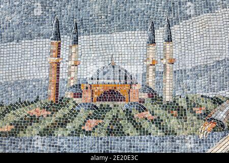 Istanbul, Türkei - 08.14.2012: Detail aus den Seitenmosaiken des großen Brunnenpools im Park zwischen Sultanahmet und Hagia Sophia: Hagia Stockfoto