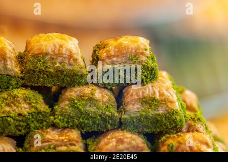 Verschiedene Geschmacksrichtungen von türkischem Baklava mit Pistazien und anderen türkischen Süßigkeiten, Provinz Istanbul. Istanbul, Türkei Stockfoto