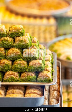 Verschiedene Geschmacksrichtungen von türkischem Baklava mit Pistazien und anderen türkischen Süßigkeiten, Provinz Istanbul. Istanbul, Türkei Stockfoto