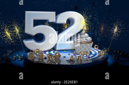 Cupcake mit funkelnder Kerze zum 52. Geburtstag oder Jubiläum mit Große Zahl in Weiß mit gelben Streamer auf blauem Tisch Mit dunklem Hintergrund voll Stockfoto