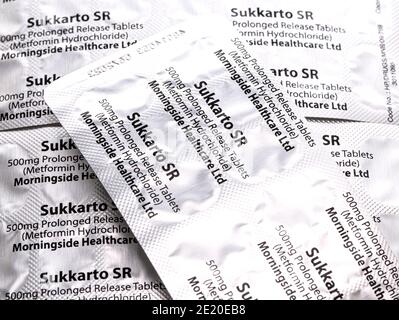 SWINDON, Großbritannien - 11. JANUAR 2021: Blisterpackungen mit Sukkarto SR Metformin Hydrochlorid 500mg Retardtabletten Stockfoto