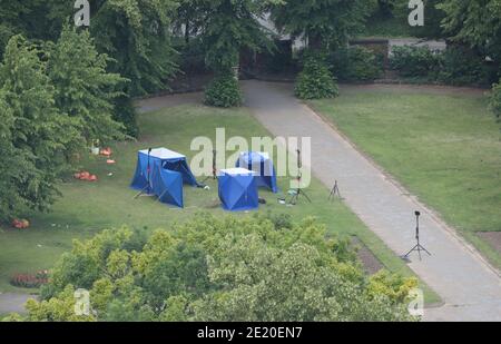 Datei Foto vom 22/06/20 von Polizeizelten in Forbury Gardens im Stadtzentrum von Reading, nachdem Khairi Saadallah einen zweiminütigen Messer-Spree gestartet hatte. Saadallah, der in einem Park drei Männer "hingerichtet" und drei weitere verletzt hat, könnte am Montag eine lebenslange Haftstrafe erhalten, wenn er im Old Bailey von Herrn Justice Sweeney verurteilt wird. Stockfoto