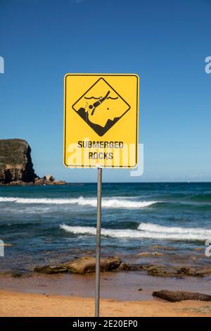 Warnzeichen der untergetauchten Felsen in der Nähe des Ufers auf Avalon Strand in Sydney, Australien Stockfoto