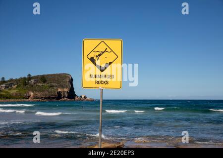 Warnzeichen der untergetauchten Felsen in der Nähe des Ufers auf Avalon Strand in Sydney, Australien Stockfoto