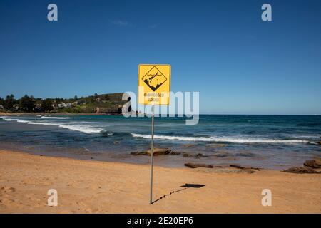 Warnzeichen der untergetauchten Felsen in der Nähe des Ufers auf Avalon Strand in Sydney, Australien Stockfoto