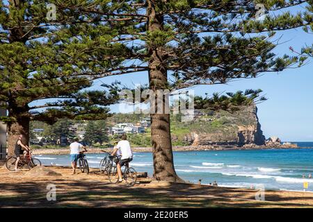 Radfahrer und Radfahrer am Avalon Beach in Sydney, NSW, Australien an einem Sommertag. Stockfoto