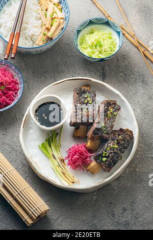 Koreanische Rindfleisch kurze Rippen mit bunten Rettich und Reis, aus der Nähe. Stockfoto