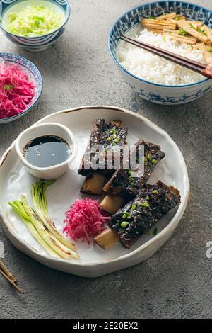 Koreanische Rindfleisch kurze Rippen mit bunten Rettich und Reis, aus der Nähe. Stockfoto