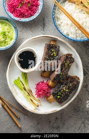 Gegrillte und geräucherte koreanische Stil kurze Rippen. Stockfoto
