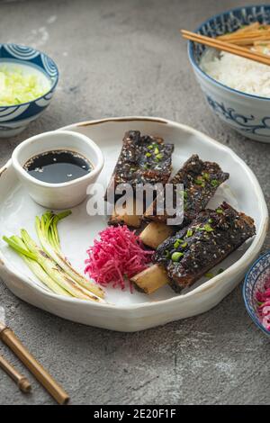 Gegrillte und geräucherte koreanische Stil kurze Rippen. Stockfoto