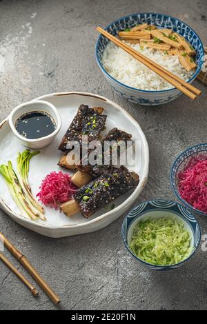 Gegrillte und geräucherte koreanische Stil kurze Rippen. Stockfoto