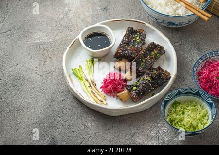 Zartes Rindfleisch kurze Rippen mit Rettich und Reis, Kopierraum. Stockfoto