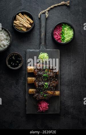 Braise Rindfleisch kurze Rippen, asiatische Stil mit Reis und Rettich, dunkles Foto, Draufsicht Stockfoto
