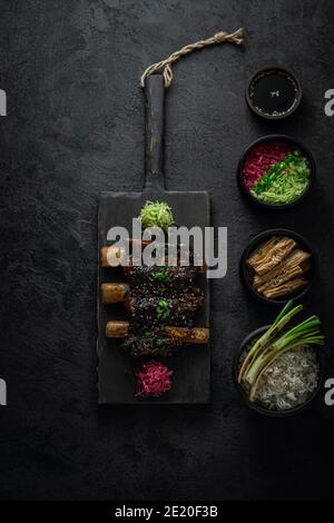 Braise Rindfleisch kurze Rippen, asiatische Stil mit Reis und Rettich, dunkles Foto, Draufsicht Stockfoto