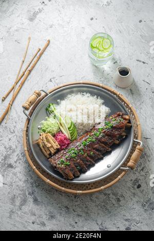 Asiatische Schweinefleisch kurze Rippen mit Reis und Gemüse. Stockfoto