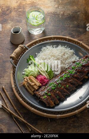 Asiatische würzige kurze Rippchen mit Reis und Gemüse. Stockfoto